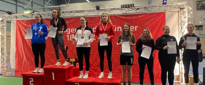 Irene Pivari steht nach dem Sieg beim internationalen Turnier in Münster (Deutschland) im Senioren-Florett als Erste auf dem Podium